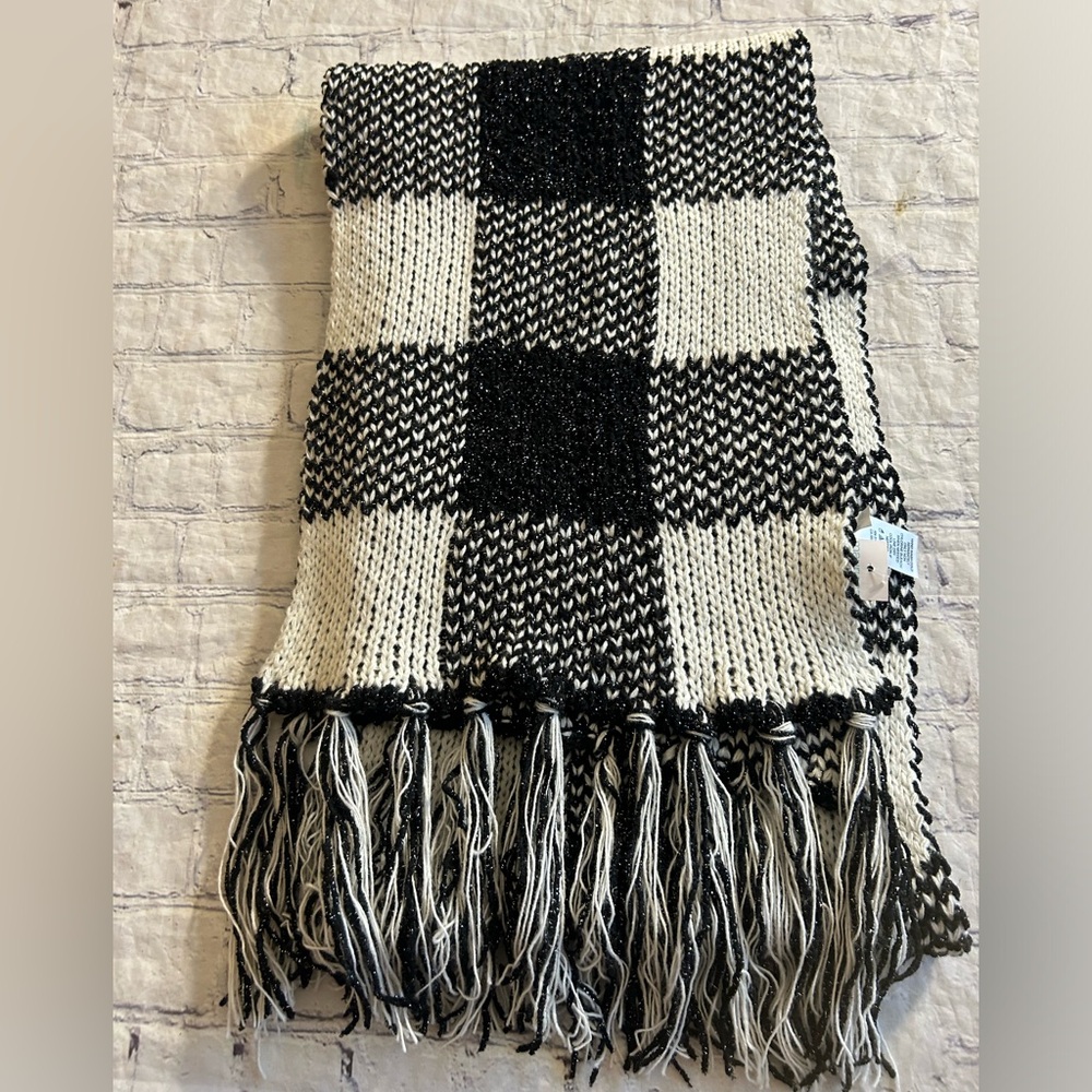 MAURICES BLACK/WHITE LARGE PATTERN PLAID WITH FRINGE AND METALLIC CHUNKY SCARF